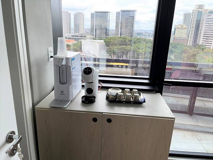 Cantinho com água e café para as famílias, com vista para Alphaville