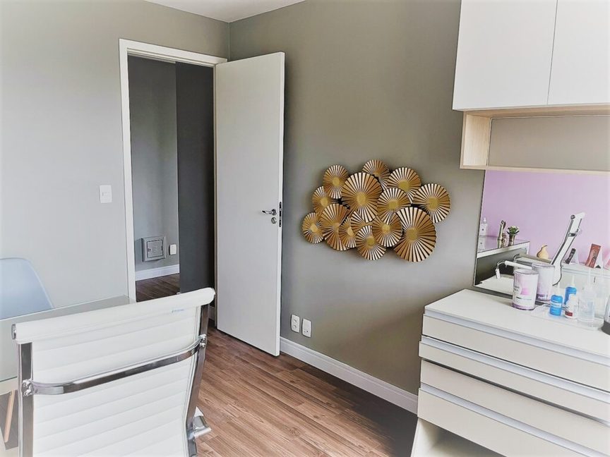 Sala de atendimento com decoração dourada na parede