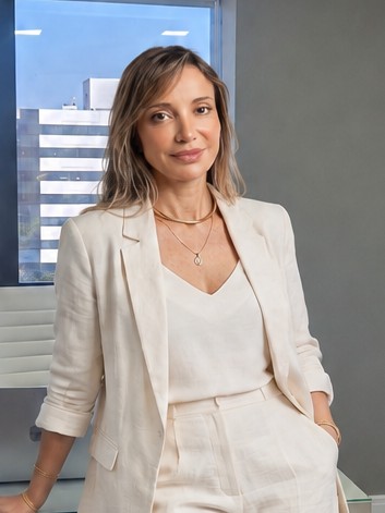 Dra. Sandra Regina dos Santos Barasch, otorrinolaringologista, em pé no consultório